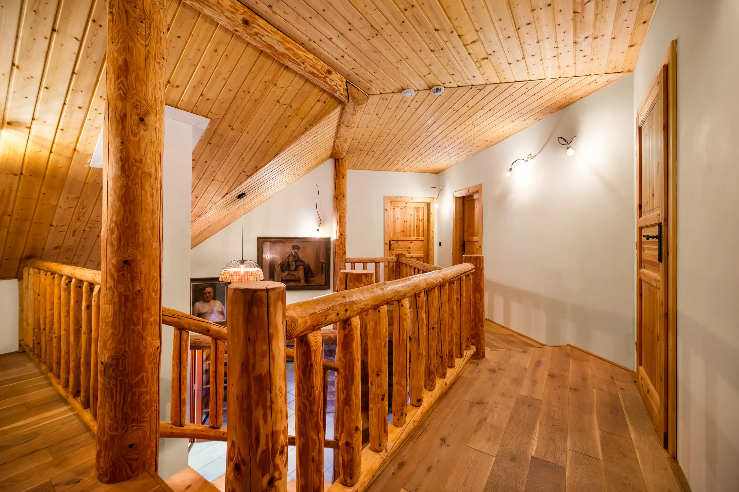 Horní hala se zábradlím z kulatiny